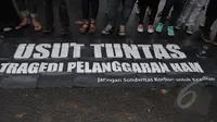 Para aktivis menuntut pemerintah untuk segera mengusut tuntas pelanggaran HAM saat 'Aksi Diam Kamisan'. Aksi ini telah memasuki tahun ke delapan, Jakarta, Kamis (22/1/2105). (Liputan6.com/Herman Zakharia)