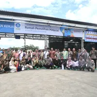 Foto bersama VVIP (kiri ke kanan: M. Bijaksana Junerosano (Waste4Change) - Edi Rivai (Chandra Asri Pacific) - Iparman Oesman (Sekjend GBCI) - Budi santoso (Pemprov Banten)- Ignesjz kemalawarta (Sinar Mas Land) - Diaz Faisal Malik Hendropriyono (Wakil Menteri Lingkungan Hidup) - Panji Himawan (Sinar Mas Land) - Vinda Damayanti (KLH)- Ujat sudrajat (Pemkab Tangerang) - Ir. Prasetyo, M.Eng (Direktur Sanitasi)- Bayu Seto (Living Lab Ventures)