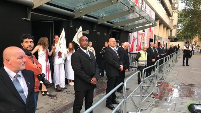 London Fashion Week Diramaikan Aksi Protes Aktivis Lingkungan