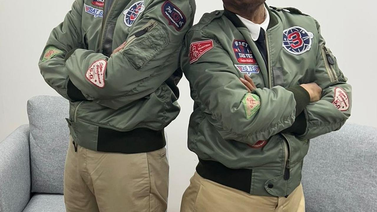 FOTO: Gagahnya Ganjar-Mahfud Pakai Jaket Bomber ala Film "Top Gun" di Debat Ketiga