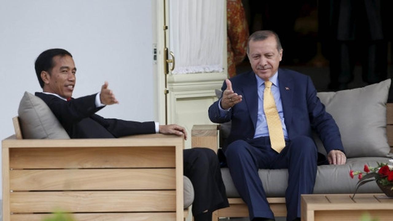 Akrabnya Jokowi dan Presiden Turki ngobrol santai di teras Istana