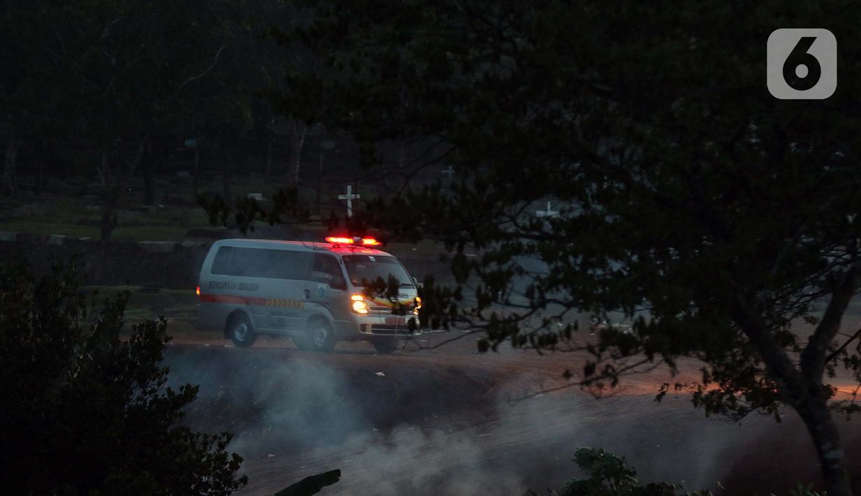 Ambulance mengantar jenazah dengan protokol COVID-19 di TPU Pondok Ranggon, Jakarta, Sabtu (19/9/2020). Hari ini Sabtu (19/9), 44 jenazah dimakamkan dengan protokol COVID-19 di TPU Pondok Ranggon sementara pada Jumat (18/9) 36 jenazah dan Kamis (17/9) 41 jenazah. (Liputan6.com/Helmi Fithriansyah)
