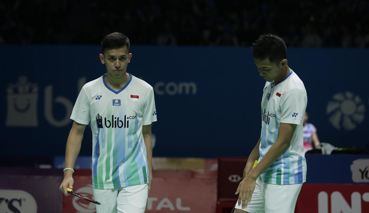 Ganda putra Indonesia, Fajar Alfian / Muhammad Rian, usai dikalahkan Takuro Hoki / Yugo Kobayashi pada Indonesia Open 2019 di Istora Senayan, Jumat (19/7). Fajar / Rian kalah 19-21 dan 12-21. (Bola.com/Yoppy Renato)