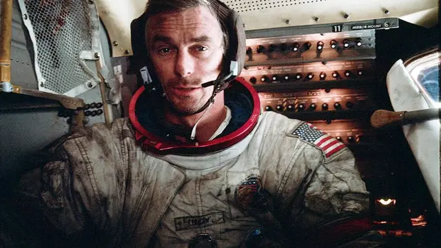 Eugene A. Cernan menjadi komandan Apollo 17, misi terakhir ke Bulan yang dilakukan pada Desember 1972.