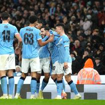 Skuad Manchester City merayakan gol Rayan Cherki dalam laga Carabao Cup versus Brentford, Kamis (18/12/2025). (AP Photo/Jon Super)