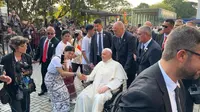 Paus Fransiskus menyalami anak-anak pemain angklung yang menyambutnya di Gereja Katedral, Rabu (4/9/2024). (Liputan6.com/Benedikta Miranti)