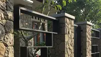 7 Inspirasi Pagar Batu Alam Berpadu Besi Minimalis, Gaya Rustic Elegan untuk Hunian Modern