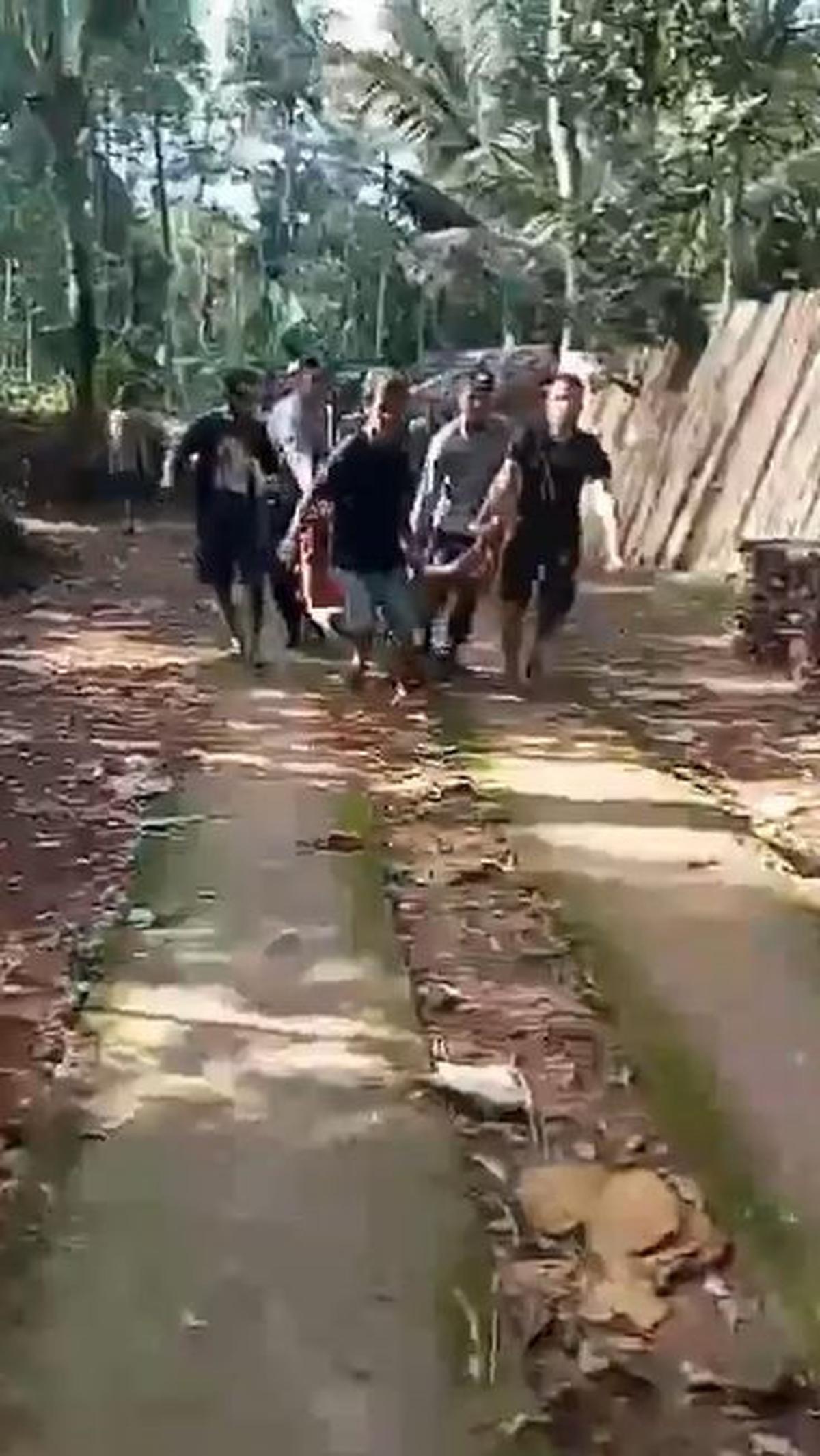 Suami Menenteng Tubuh Korban