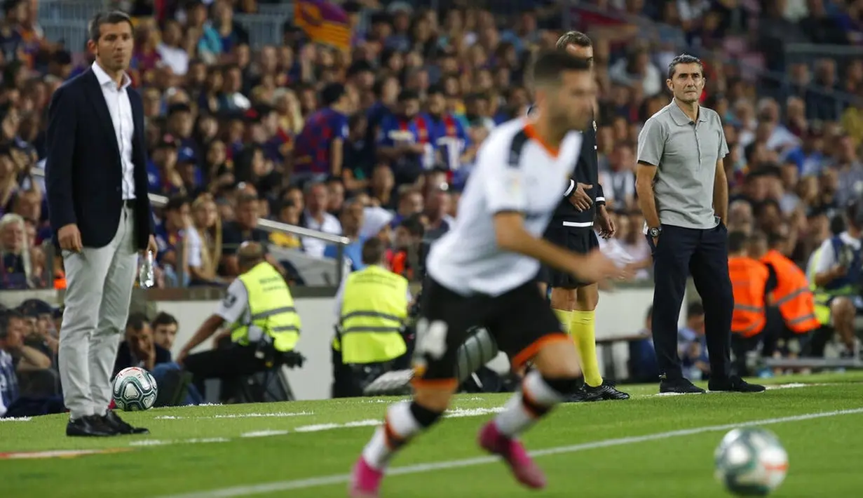 Pelatih Barcelona, Ernesto Valverde, saat melawan Valencia pada laga La Liga di Stadion Camp Nou, Sabtu (14/9). Barcelona menang 5-2 atas Valencia. (AP/Joan Monfort)