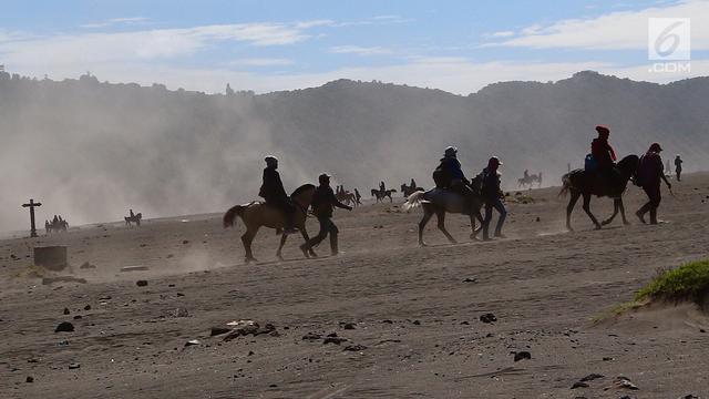 PHOTO: Berpetualang di Gunung Bromo dengan Joki Berkuda