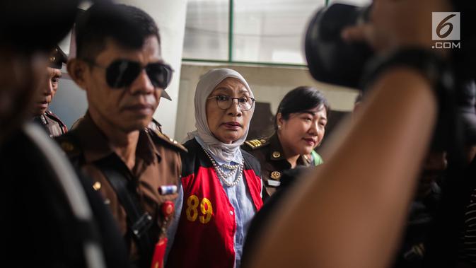 Terdakwa kasus berita hoaks penganiayaan, Ratna Sarumpaet tiba untuk menjalani sidang lanjutan di Pengadilan Negeri Jakarta Selatan, Kamis (4/4). Sidang kali ini beragendakan pemeriksaan saksi. (Liputan6.com/Faizal Fanani)