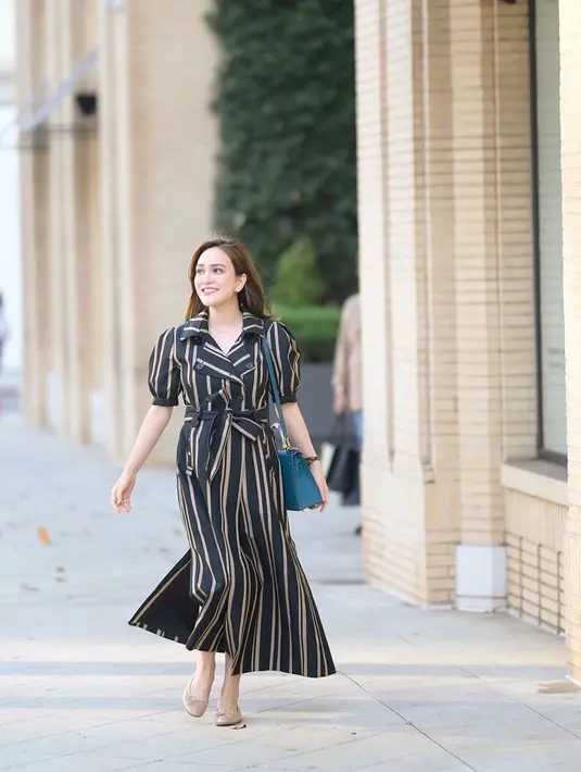 Kali ini tak hanya polos, Shandy Aulia mengenakan long dress dengan motif garis. Dengan senyum merekah di wajahnya, aktris sekaligus model ini tampak begitu menawan.(Liputan6.com/IG/@shandyaulia)