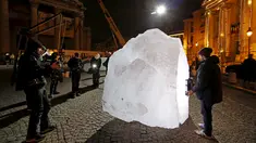 Wartawan saat mengambil gambar balok es berukuran yang ada ditengah kota Paris, Perancis, Kamis (3/12). Balok es ini diambil langsung dari daerah Greenland. (REUTERS/Benoit Tessier)