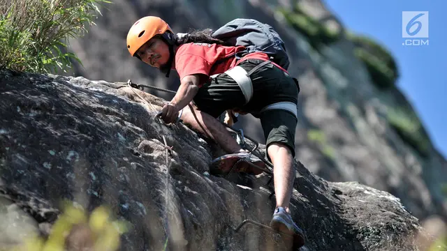 Menguji Adrenalin Melewati Tebing Gunung Parang