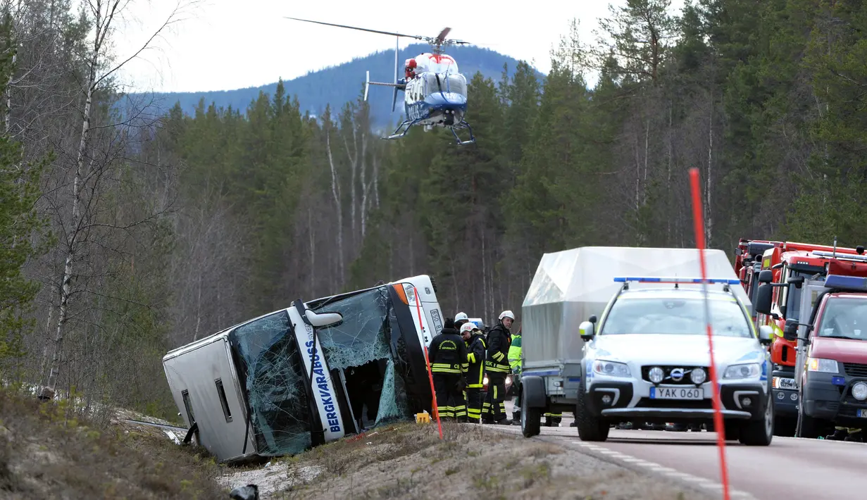 Petugas penyelamat saat melakukan evakuasi sebuah bus yang terguling di E45 wilayah Sveg dan Fagelsjo di Swedia (2/4). Bus yang membawa rombongan anak-anak tersebut mengalami kecelakaan dan terguling. (Photo Nisse Schmidt / TT / kod 40421)