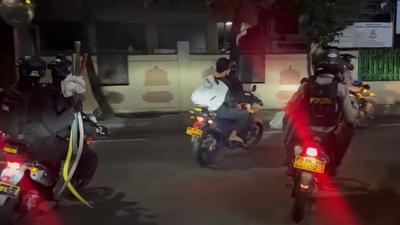 5 Pemuda Ditangkap saat Tawuran di Jatinegara, Polisi Sita Celurit hingga Samurai