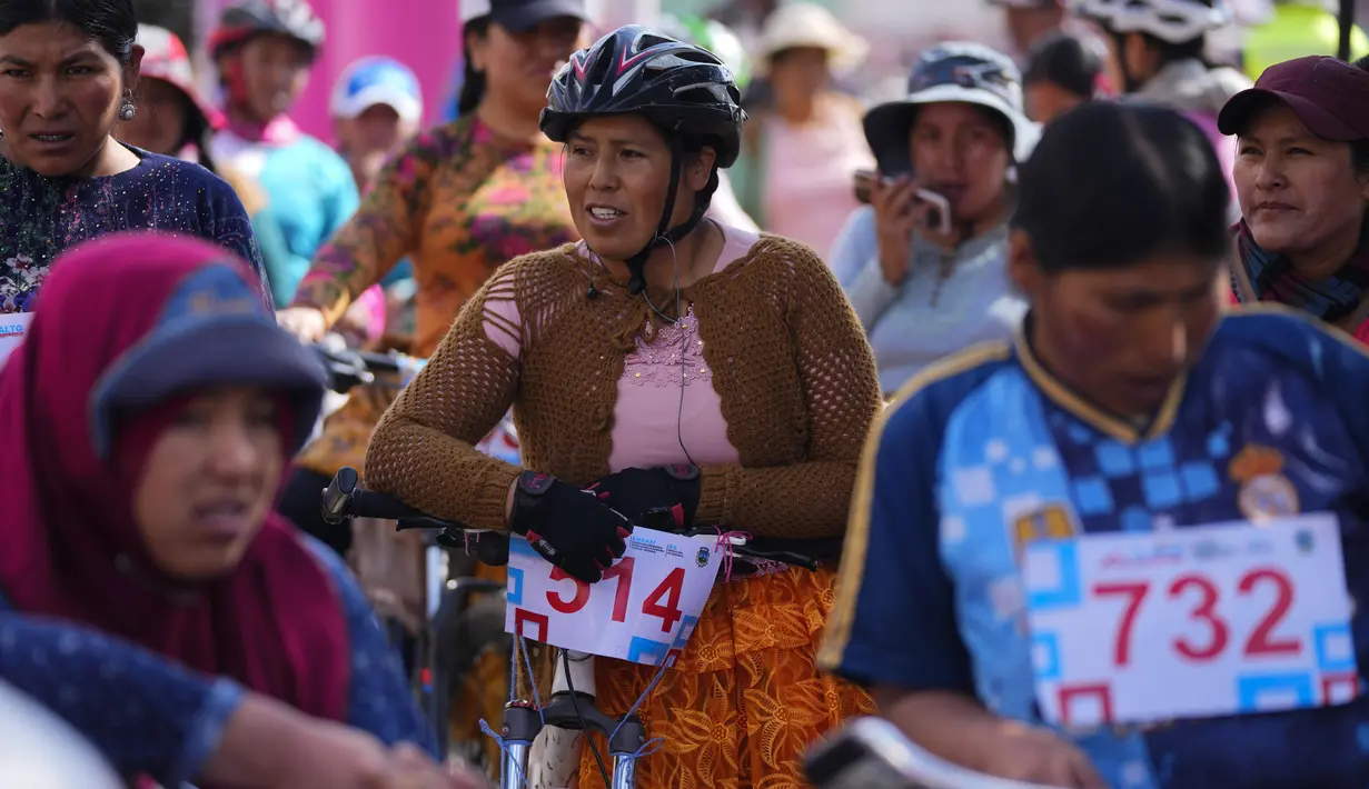 Lebih dari 40 perempuan Cholita' mengayuh sepeda mereka, mengenakan rok Andes klasik berlapis-lapis, yang disebut pollera. (AP Photo/Juan Karita)