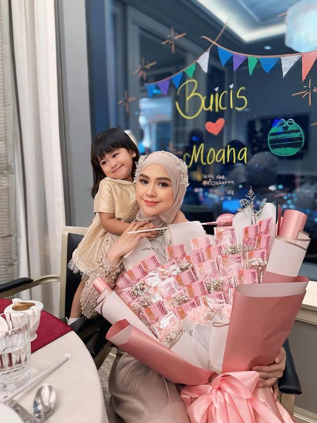 Potret Ria Ricis saat Dinner Mewah Bareng Moana, Bawa Bucket Uang