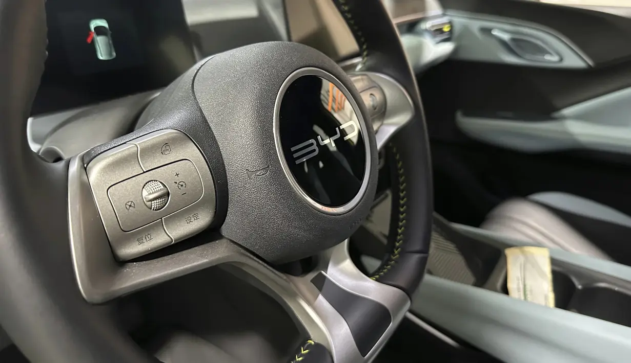 Di bagian dalam, interior BYD Seagull dirancang dengan mempertimbangkan ruang dan kenyamanan. Sistem kokpit cerdas buatan BYD berikut layar putar adaptif 10,1 inci melengkapi bagian interiornya. Pengendara pun bisa memanfaatkan aneka fitur melalui perintah suara, sudah terhubung Apple CarPlay & Android Auto, serta masih banyak lagi. (AP Photo/Mike Householder)