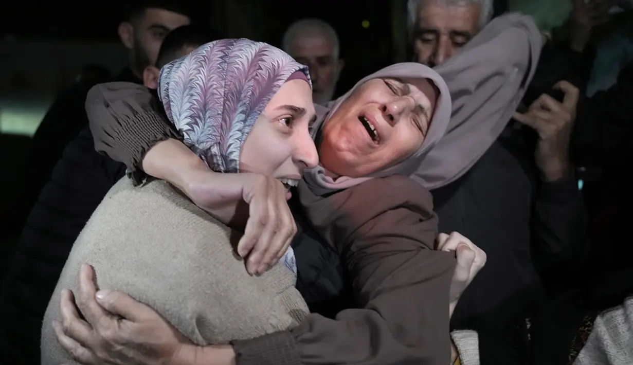 Laporan Al Jazeera menyebut bahwa dalam kurun waktu tiga hari pertama gencatan senjata, total 175 orang telah dibebaskan. Angka itu terdiri atas sedikitnya 58 orang yang sebelumnya disandera Hamas dan sedikitnya 117 warga Palestina yang dibebaskan dari penjara-penjara Israel. (AP Photo/Mahmoud Illean)