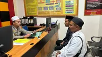 Wakil Ketua DPW PKB Muhammad Dzikyan didampingi Sekretaris DPW PKB Gorontalo Abdullah Kadir Diko mendatangi Mapolda Gorontalo dan menyerahkan laporan dugaan pencemaran Nama Baik yang dilakukan Muhammad Lukman Edy Eks Sekjend PKB terhadap PKB dan Ketua Umum DPP PKB Abdul Muhaimin Iskandar (Arfandi Ibrahim/Liputan6.com)