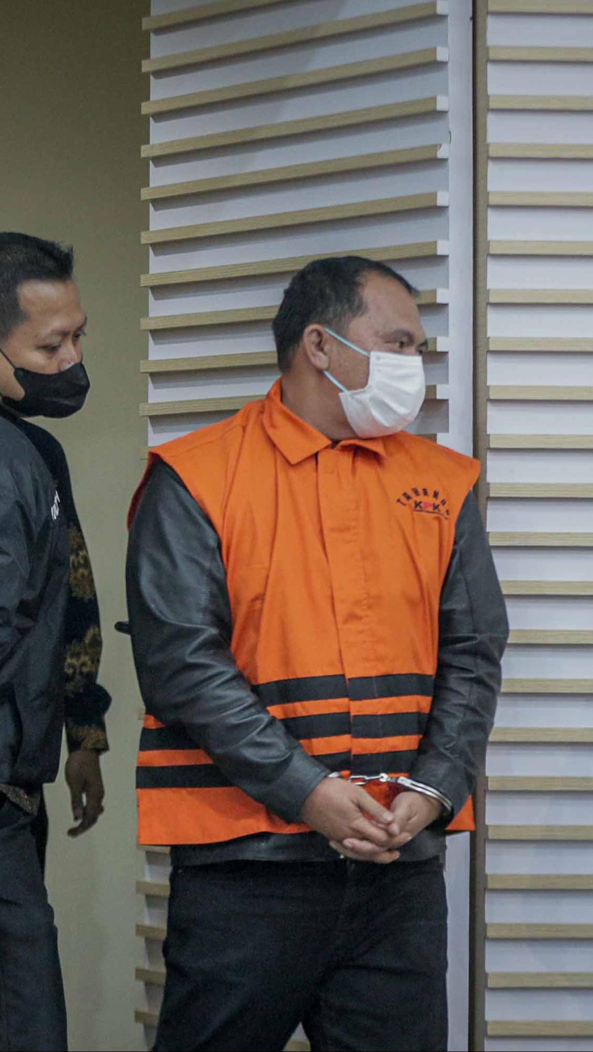Komisi Pemberantasan Korupsi (KPK) resmi menahan Bupati Labuhanbatu Erick Adtrada Ritonga setelah ditetapkan sebagai tersangka dalam kasus dugaan suap proyek pengadaan barang dan jasa di Kabupaten Labuhanbatu, Sumatera Utara.