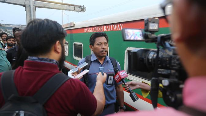 Staf Purna Jual PT Inka, Triono, saat diwawancara oleh jurnalis di Stasiun Kamalapur, Dhaka, Bangladesh. (/Afra Augesti)