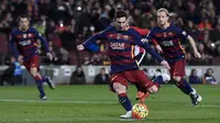 Penyerang Barcelona, Lionel Messi, berusaha membobol gawang Athletic Bilbao. Dalam dua laga La Liga terakhir Barca sudah berhasil mencetak 10 gol. (AFP/Josep Lago)