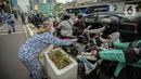 Perserta yang tergabung dalam Forum Kader Bela Negara DKI Jakarta membagikan bunga dan masker kepada pengguna jalan di Jalan Thamrin, Jakarta, Rabu (22/12/2021). Aksi tersebut merupakan bentuk apresiasi terhadap kaum perempuan terutama pada peringatan Hari Ibu. (Liputan6.com/Faizal Fanani)