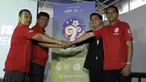 Narasumber foto bersama usai konferensi pers Turnamen U-20 International Cup 2019 di Wisma Aldiron, Jakarta, Kamis (21/11). Kompetisi ini direncanakan akan berlangsung pada 1-7 Desember 2019. (Bola.com/Yoppy Renato)