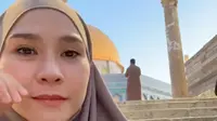 Zaskia Adya Mecca memberi tahu telah tiba di Yordania dan visa masuk ke Aqsa disetujui. Namun, situasi menegang setelah dua rudal Israel meledak di udara. (Foto: Dok. Instagram @zaskiadyamecca)