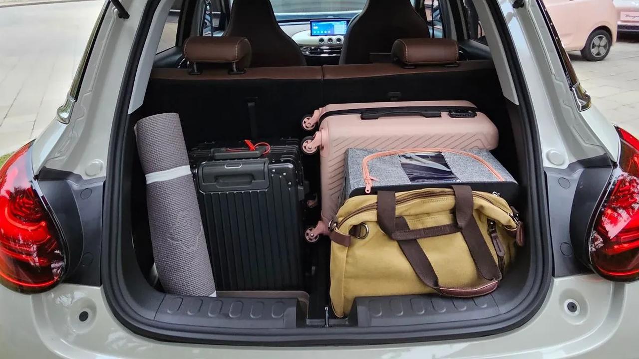 Bagasi, jadi fitur yang ditonjolkan di BinguoEV, yang tidak dapat diberikan di Air ev. <br>Jika jok baris kedua dilipat, bagasinya bertambah menjadi 790 liter. Cukup besar untuk hatchback listrik.&nbsp;<br><br><br>