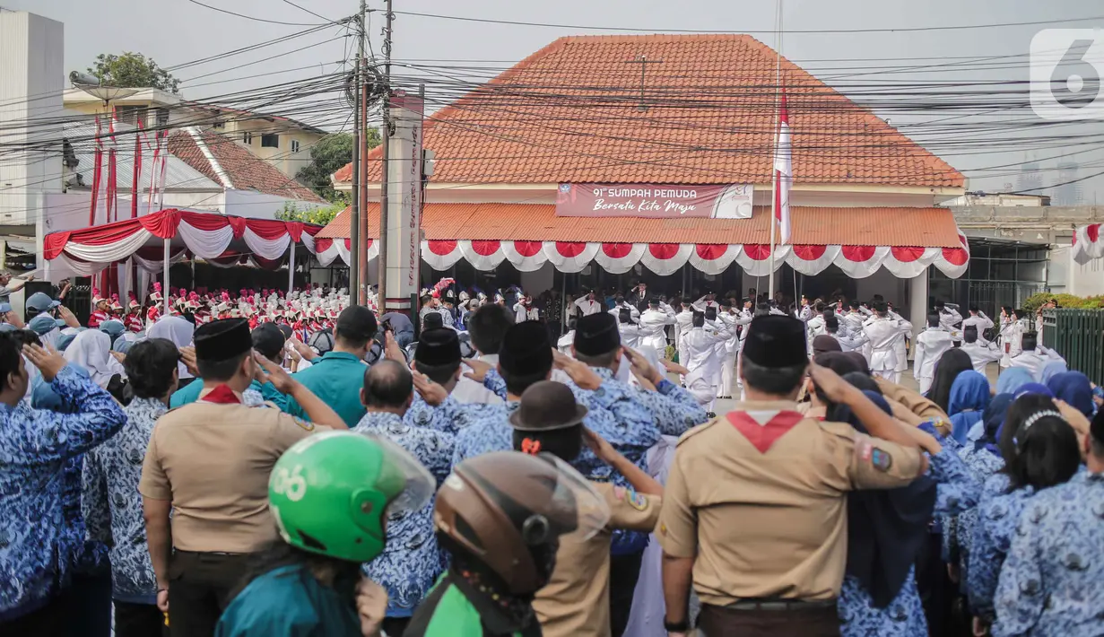 Peserta upacara memberikan hormat kepada bendera merah putih saat upacara peringatan Hari Sumpah Pemuda di Museum Sumpah Pemuda, Jakarta, Senin (28/10/2019). Upacara yang diikuti sejumlah pelajar ini diselenggarakan dalam rangka memperingati Hari Sumpah Pemuda ke-91. (liputan6.com/Faizal Fanani)