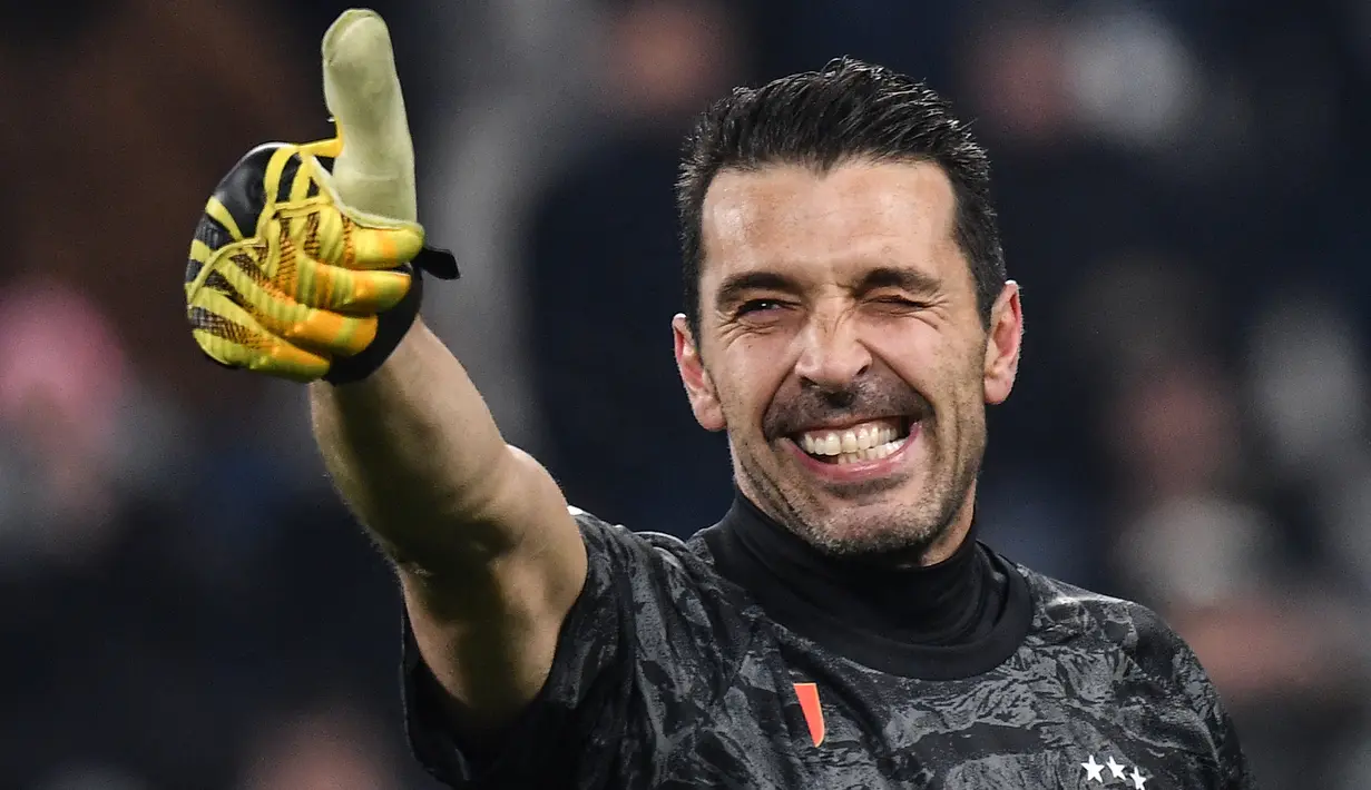 Gianlugi Buffon (Parma). Setelah 19 musim memperkuat Juventus dalam dua periode, kiper Italia berusia 44 tahun ini tidak melupakan begitu saja klub pertamanya di awal meniti karier di sepak bola, yaitu Parma. Saat Parma terlempar ke serie B, ia justru begabung dengan klub masa kecilnya tersebut usai meninggalkan Juventus di awal musim 2021/2022. Tampil dalam 26 laga di Serie B musim lalu dengan torehan 8 kali clean sheet dan kebobolan 27 gol, Parma dibawanya menempati posisi ke-12 di klasemen akhir. (AFP/Marco Bertorello)