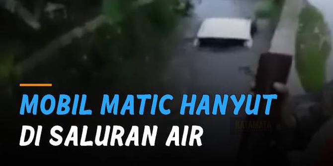 VIDEO: Nyemplung di Saluran Air, Mobil Matic Hanyut Hingga Beberapa Meter