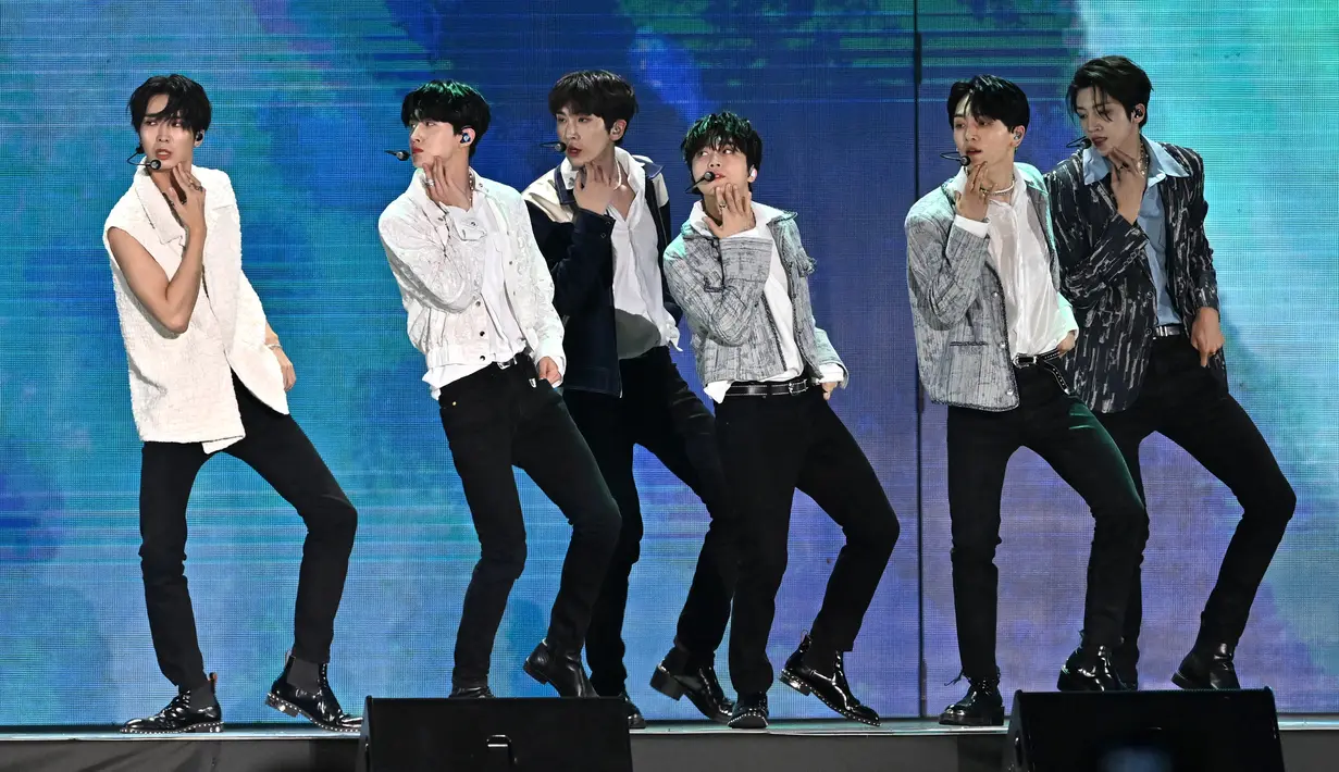 Grup K-Pop Korea Selatan PENTAGON tampil pada Dream Concert 2022 di Stadion Jamsil, Seoul, Korea Selatan, 18 Juni 2022. Dream Concert adalah konser K-Pop tahunan terbesar di Korea Selatan sejak tahun 1995, pada tahun 2020 dan 2021 Dream Concert diadakan secara online. (Jung Yeon-je/AFP)