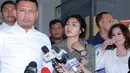 "Ini mau ada panggilan kerja, saya mau ngelamar kerja disini (Resmob)," canda Nabila Putri sambil menuju gedung Resmob Polda Metro Jaya. (Deki Prayoga/Bintang.com)