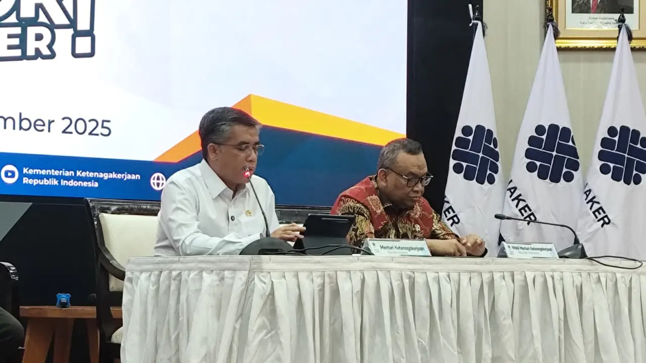 Menteri Ketenaga Kerjaan, Yassierli, dan Wakil tengah memimpin acara Konferensi Pers.