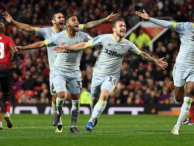Pemain Derby County merayakan kemenangan atas  Manchester United pada Piala Liga Inggris di Stadion Old Trafford, Rabu (26/9/2018). Manchester United takluk adu penalti 9-10 (2-2) dari Derby County. (AFP/Paul Ellis)