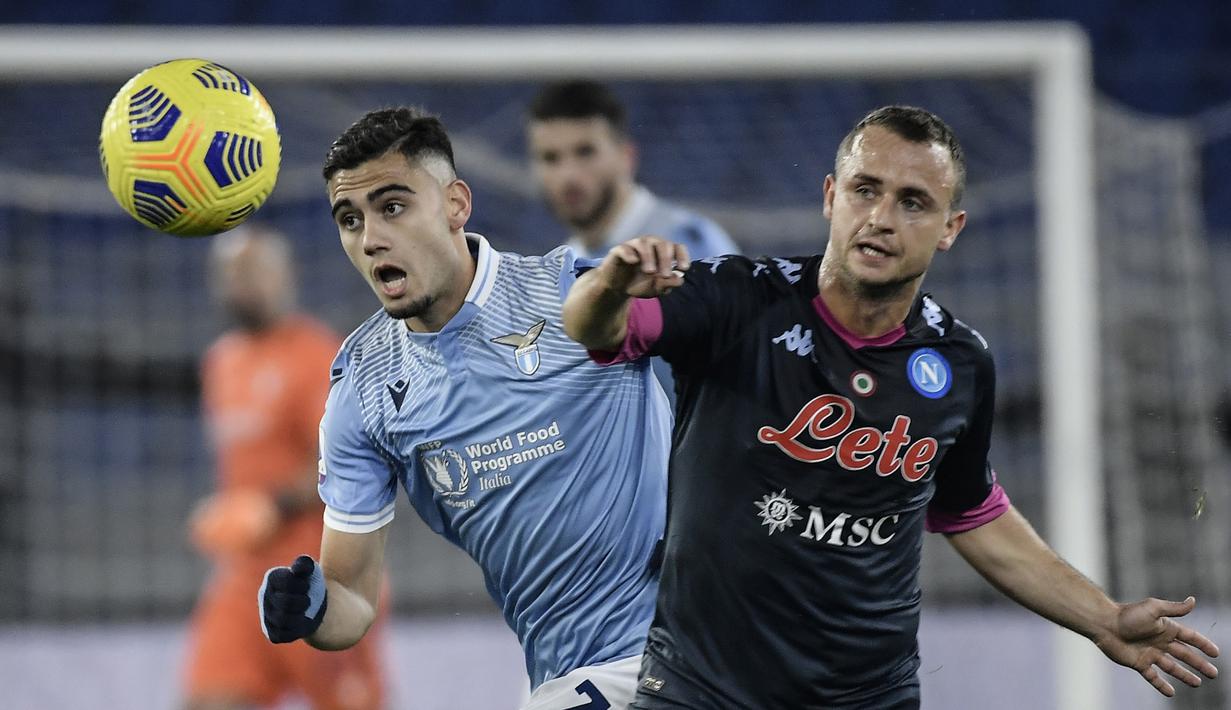 Gelandang Lazio, Andreas Pereira (kiri) berebut bola dengan gelandang Napoli, Stanislav Lobotka, dalam laga lanjutan Liga Italia Serie A 2020/21 pekan ke-13 di Olimpico Stadium, Roma, Minggu (20/12/2020). Lazio mengalahkan Napoli 2-0. (AFP/Filippo Monteforte)