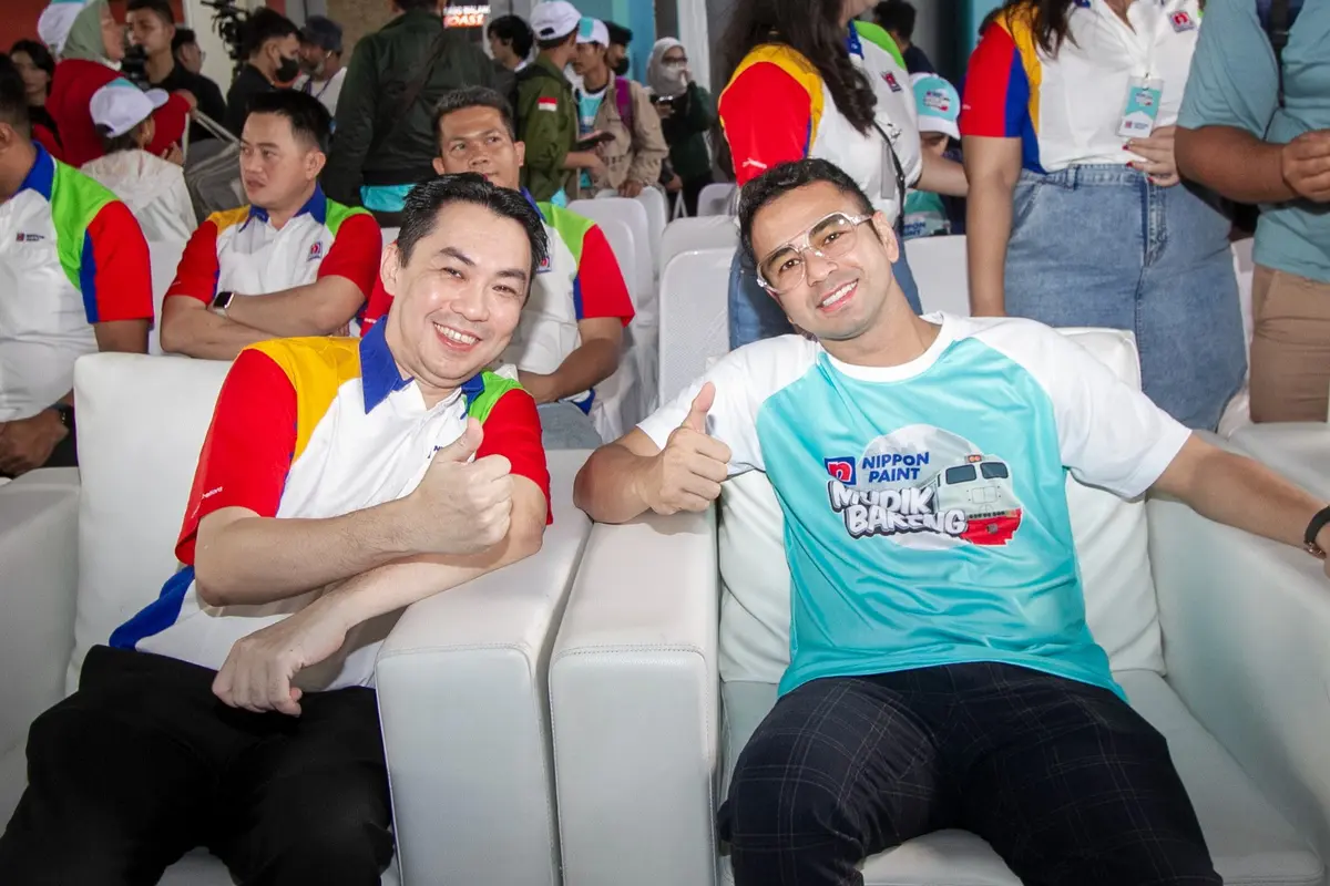 Raffi Ahmad bersama dengan Mark Liew, General Manager (TU Division) Nippon Paint Indonesia.