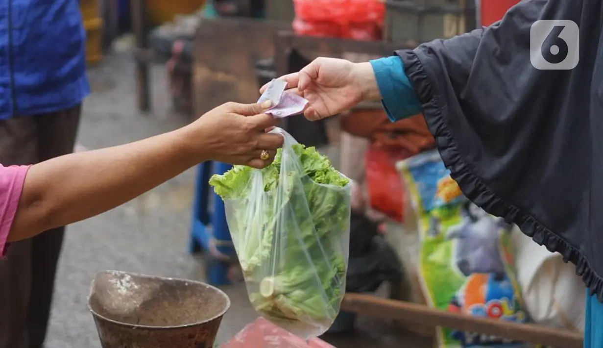 Aktivitas jual beli menggunakan kantong plastik di pasar tradisional di Jakarta, Kamis (9/1/2020). Berdasarkan Pergub Nomor 142 Tahun 2019, para pengelola usaha bisa dikenakan denda mencapai Rp 25 juta apabila melanggar aturan tentang penggunaan kantong plastik. (Liputan6.com/Immanuel Antonius)