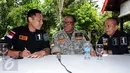 Cagub DKI Jakarta, Agus Harimurti Yudhoyono (AHY- kiri) berbincang dengan anggota DPD RI, Bahar Ngitung (tengah) saat pertemuan di Jakarta, Selasa (24/1). AHY juga menyimak masukan dari beberapa anggota DPD RI. (Liputan6.com/Helmi Fithriansyah)