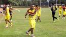 Titus Bonay, salah satu andalan Sriwijaya FC di lini depan dalam latihan di Stadion Soemantri Brojonegoro, Jakarta, Jumat (16/10/2015) pagi WIB. (Bola.com/Nicklas Hanoatubun)
