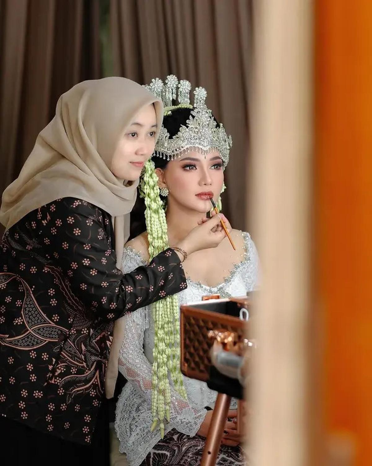 7 Potret Penyanyi Lala Widy Pakai Gaun Pengantin Adat Sunda, Tampil Anggun