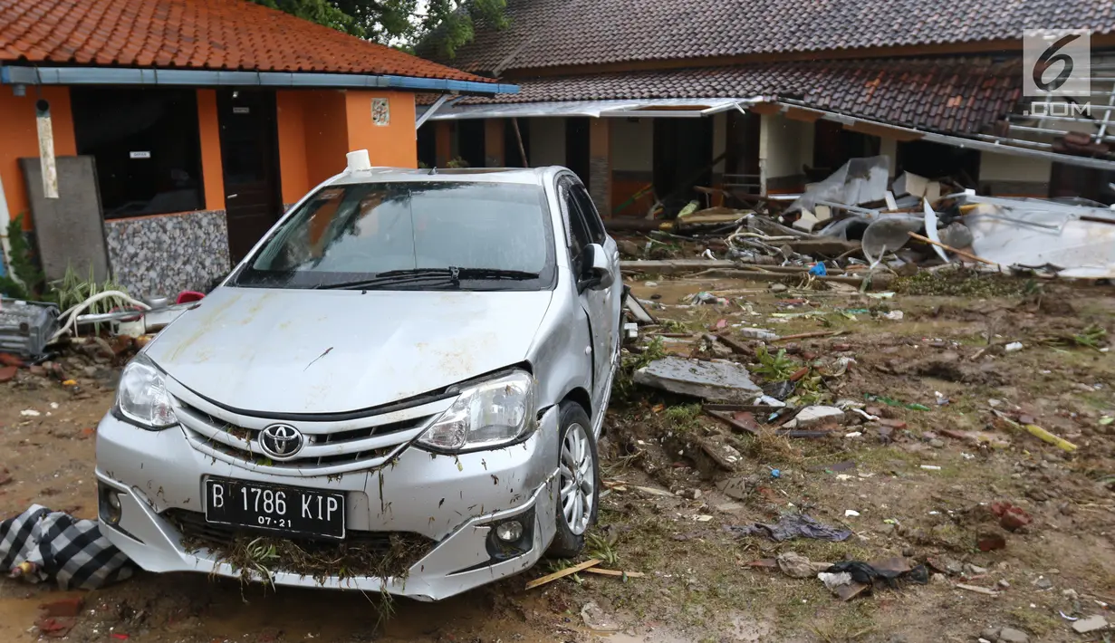 Sebuah mobil yang rusak akibat terjangan tsunami Selat Sunda di Carita, Banten, Selasa (25/12). Akibat tsunami yang melanda kawasan tersebut menyebakan ratusan rumah dan mobil rusak. (Liputan6.com/Angga Yuniar)