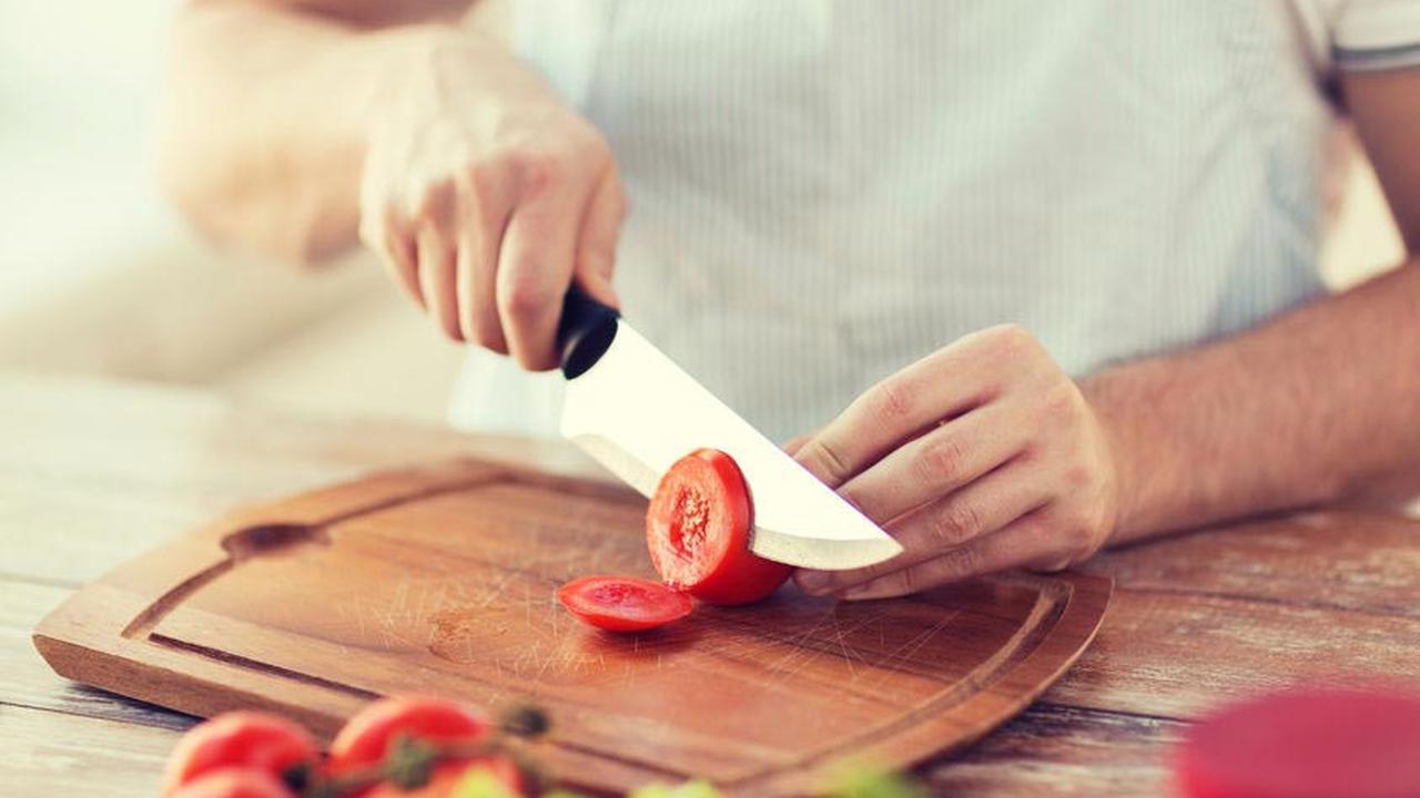 Jika teman dekat atau saudara Anda memuji bahwa masakan Anda enak, saatnya bagi Anda untuk membuka warung sendiri. 
