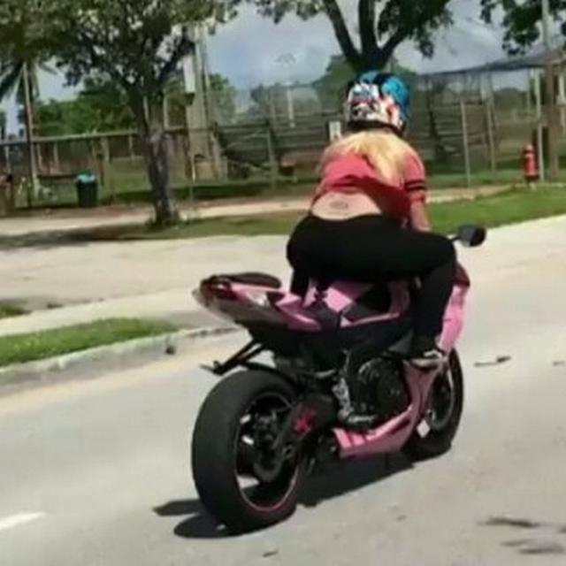 Lihat Gaya Beringas Tante Naik Motor Sport Otomotif Liputan6 Com Tante tingal di mana biar jacklin data tapi tante haris muda teruss. gaya beringas tante naik motor sport