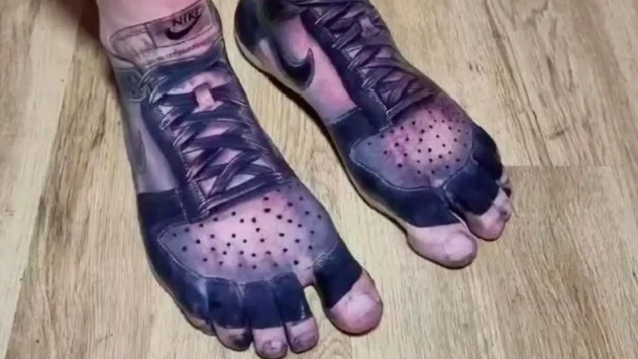 Pria buat tato sepatu di kakinya