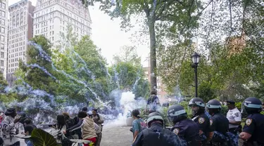 Orang-orang bubar setelah NYPD meledakkan bom asap di Union Square New York, Jumat, 4 Agustus 2023.(AP/Mary Altaffer)